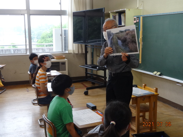 おっけ堀の写真を見せての説明